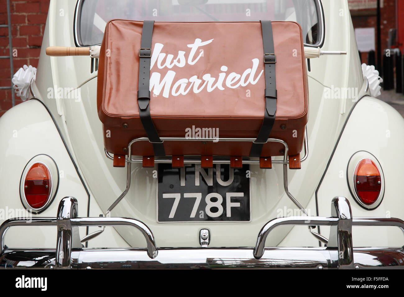 Ein Fall, der liest: "Just Married" an der Rückseite eines Autos VW Käfer, England UK geschnallt Stockfoto