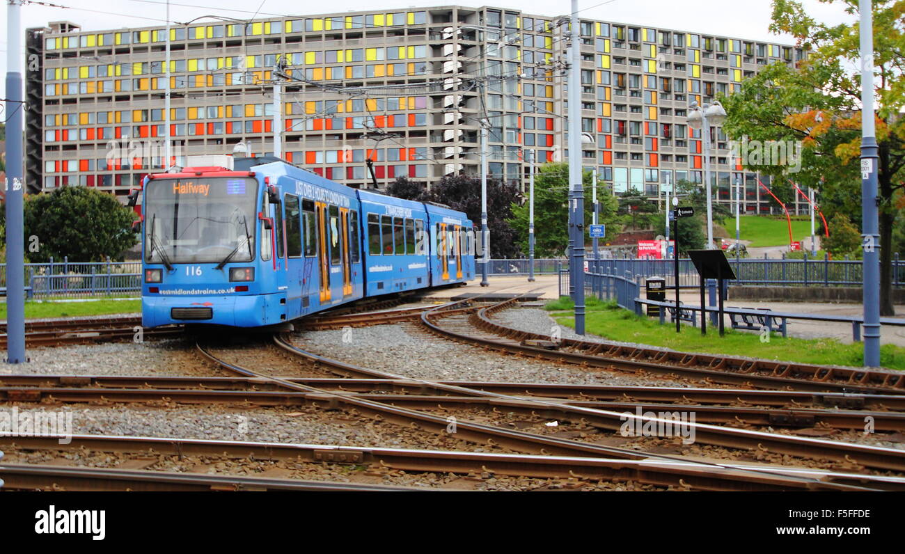 Ein Sheffield Stagecoach Supertram vergeht Park Hill Wohnungen im Stadtzentrum von Sheffield, South Yorkshire England UK - September Stockfoto