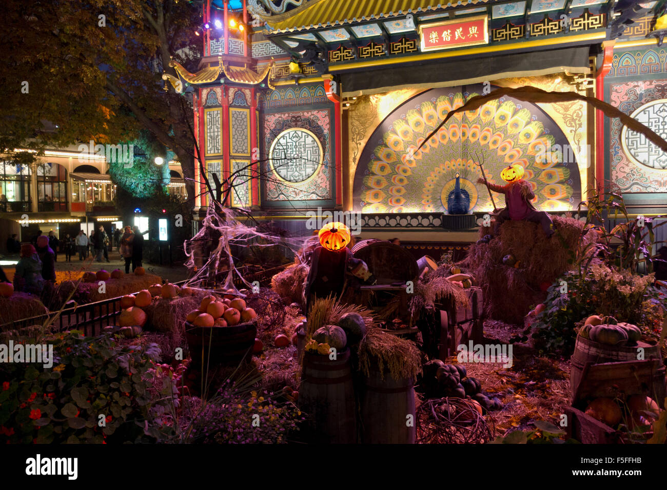 Kürbis Männer Ernte Kürbisse oder was auch immer sie in einem gruseligen Halloween vor dem Pantomime Theater in TIVOLI Landschaft. Stockfoto