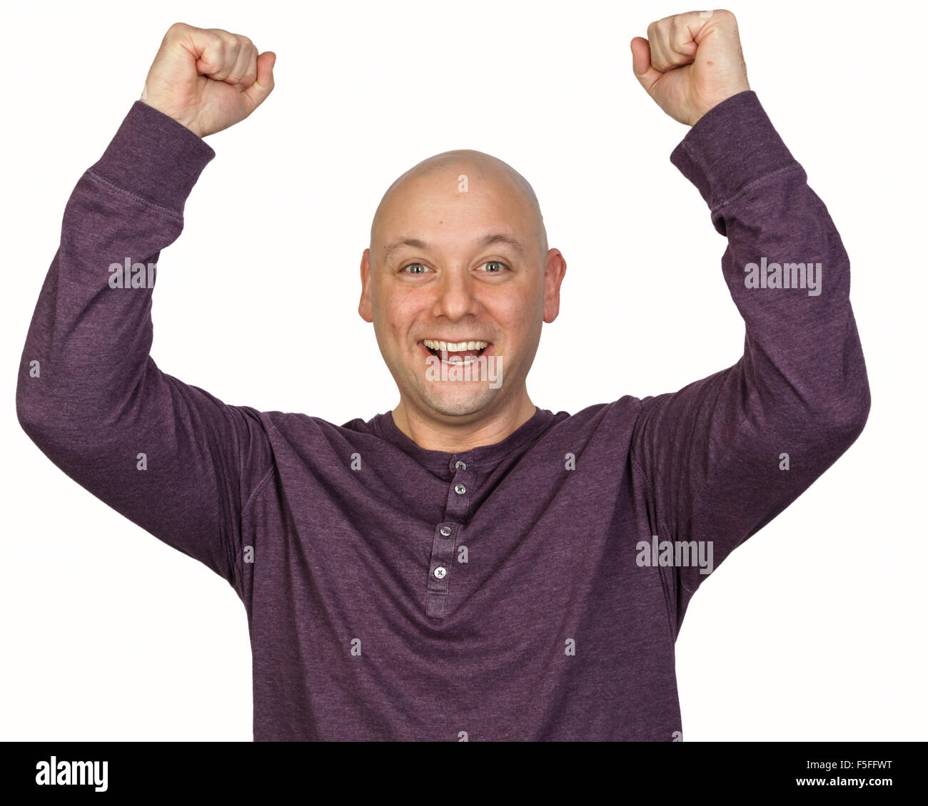 Yay! Mann bringt Erfolg mit erhobenen Armen und klares Gesicht Freude auf weißem Hintergrund Stockfoto