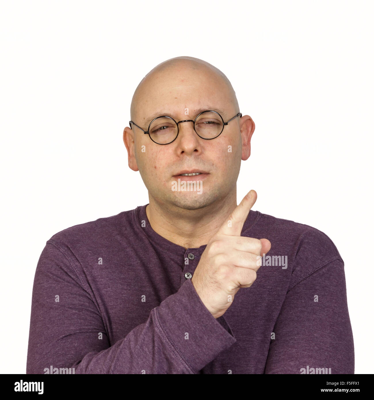 Studio-Porträt der Glatzkopf mit Runde Brille professoralen gewissermaßen gestikulieren. Stockfoto