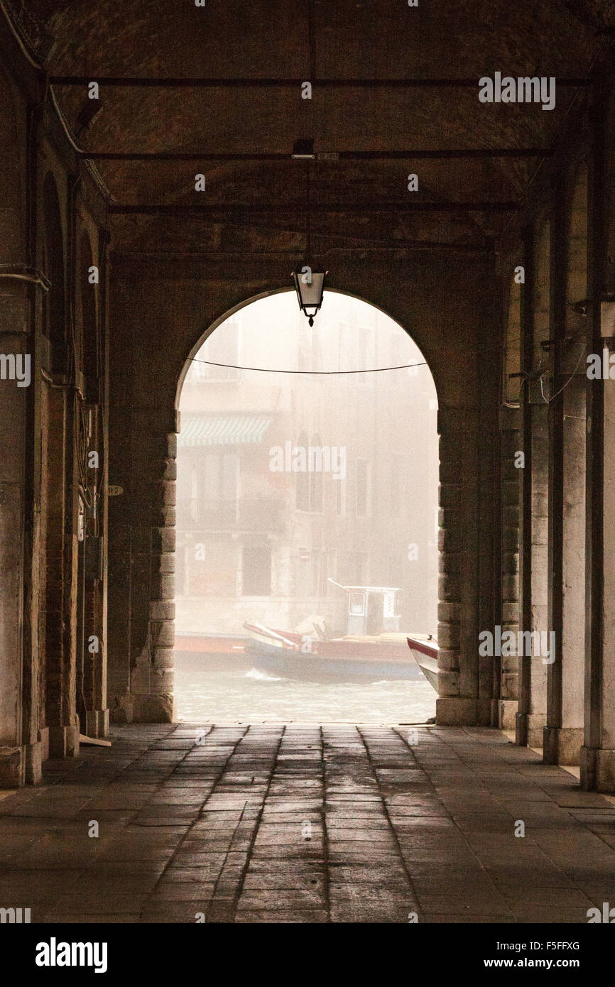 Bogen zu Venedig Canal Stockfoto