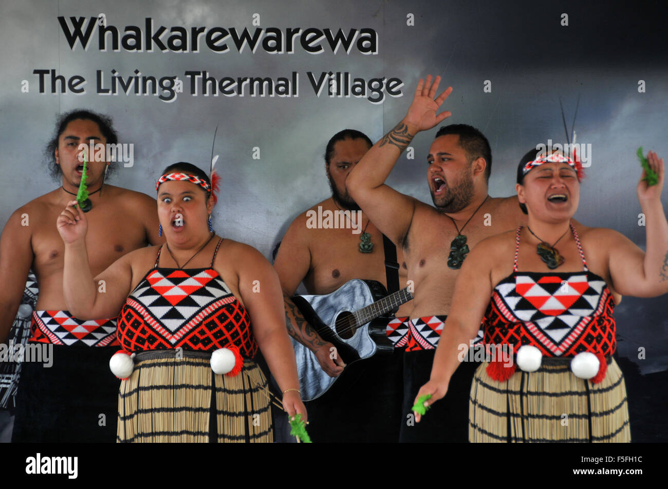 Maori durchführen, Haka, Whakarewarewa Maori Dorf, Rotorua, Nordinsel, Neuseeland Stockfoto