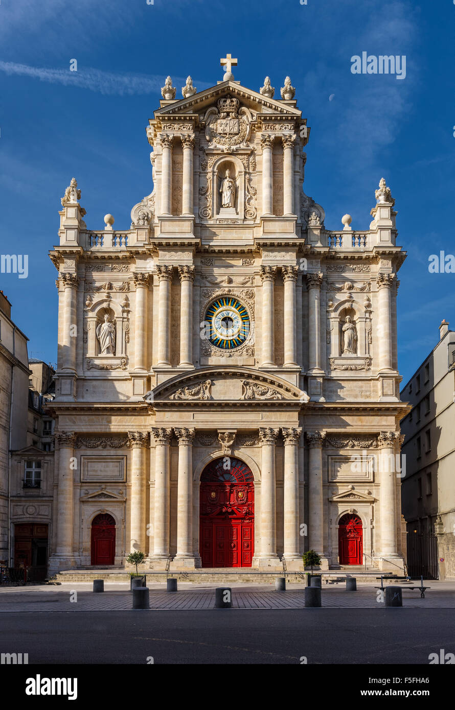 Fassade der Kirche von Saint-Paul-Saint-Louis im Stadtteil Marais (4. Arrondissement) von Paris. Stockfoto