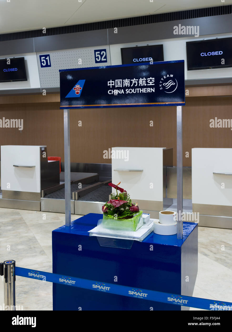 MANILA, Philippinen - 10. Juni 2015: Leere Check-in-Schalter am Ninoy Aquino international Airport. Es ist die größte Fluggesellschaft compan Stockfoto