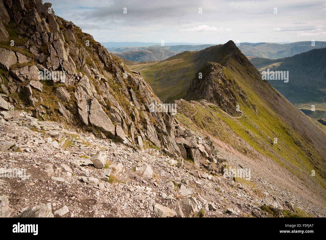 Ansicht des Messers Kante Grat des Striding Edge in The Lake District National Park, Cumbria, England UK. Stockfoto