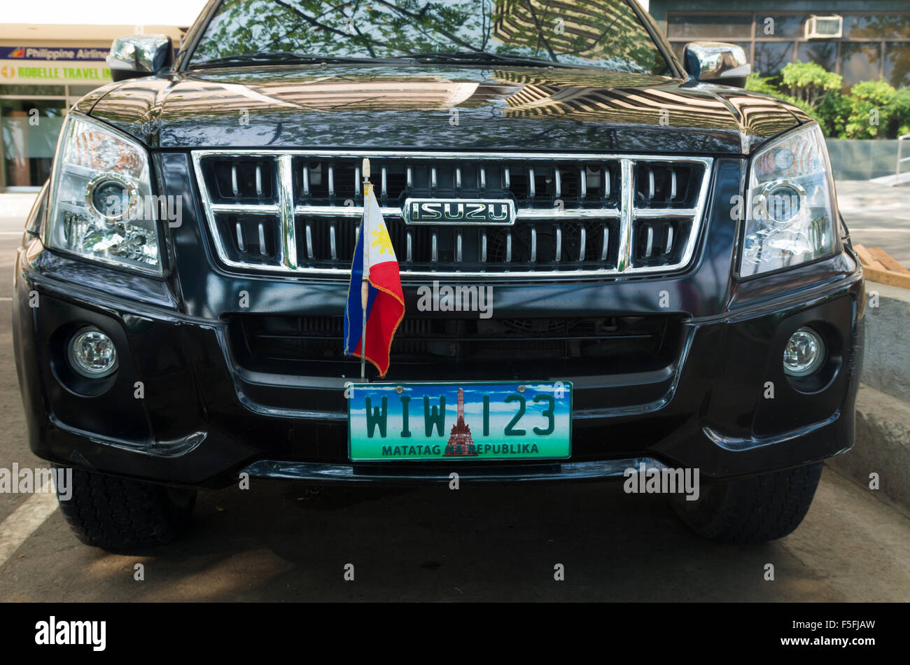 MANILA, Philippinen - 7. Juni 2015: Isuzu Auto mit philippinischen Flagge und Kfz-Kennzeichen. 2,5 Millionen Autos in Manila dazu führen, dass 85 % der th Stockfoto