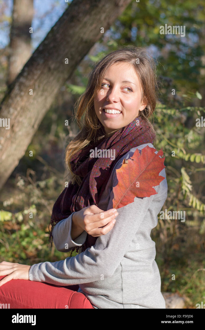 Glückliches Mädchen halten rote Herbst Blatt im Park. Liebe Herbst Stockfoto