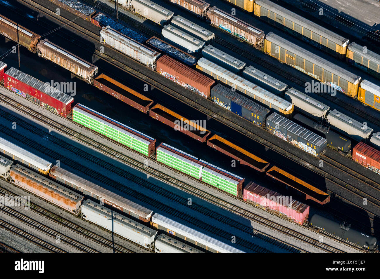 Luftaufnahme der Eisenbahn Hof mit vielen Zügen geparkt Stockfoto