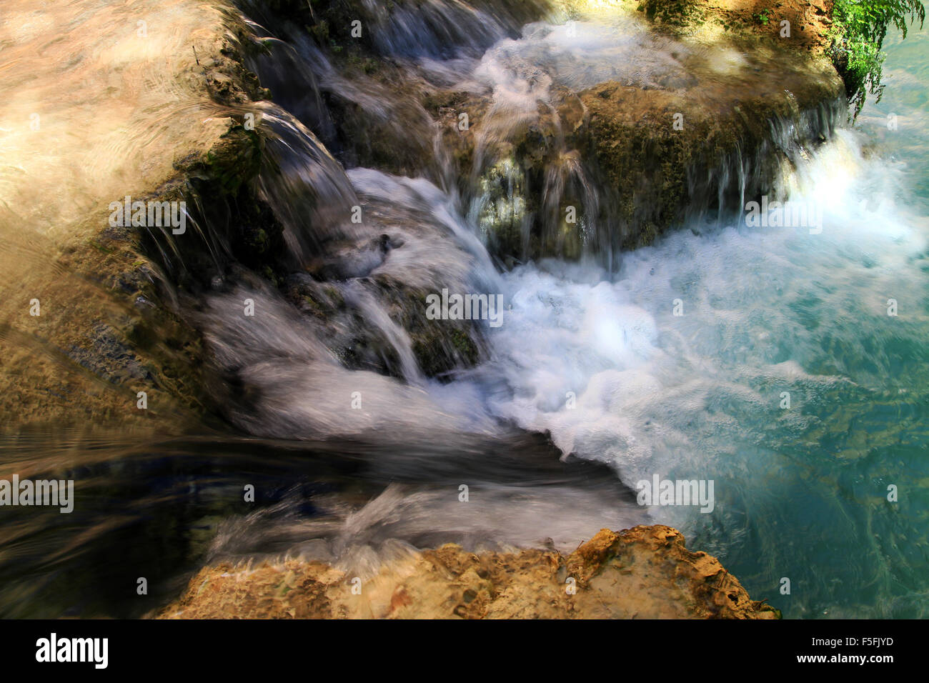 Majestätische Wasserfälle, blaue Wasser und die schöne Landschaft auf der Havasupai Indian Reservation in den Grand Canyon, Arizona, USA Stockfoto