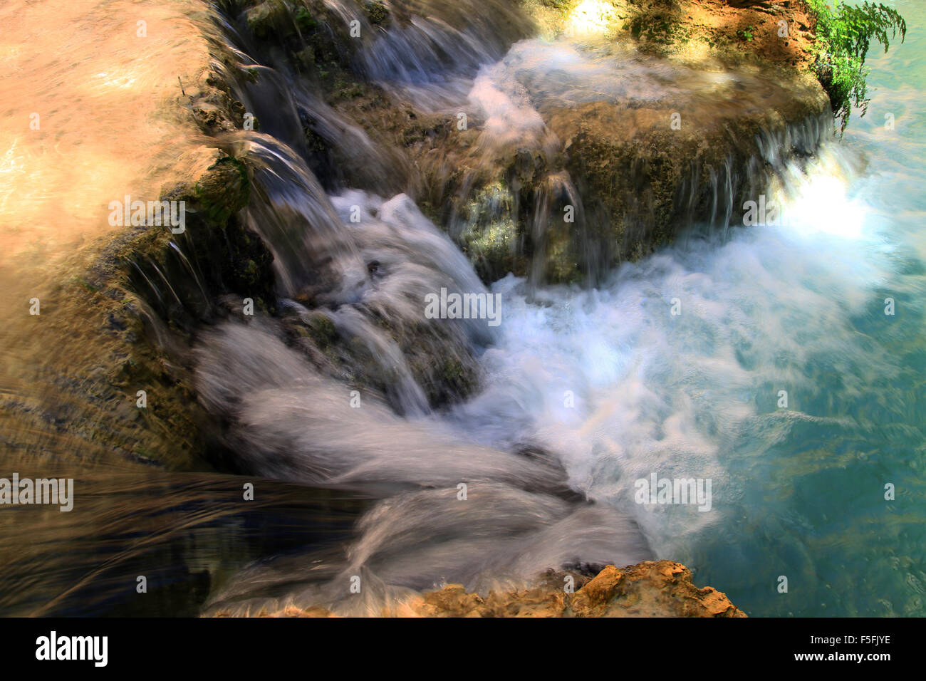 Majestätische Wasserfälle, blaue Wasser und die schöne Landschaft auf der Havasupai Indian Reservation in den Grand Canyon, Arizona, USA Stockfoto