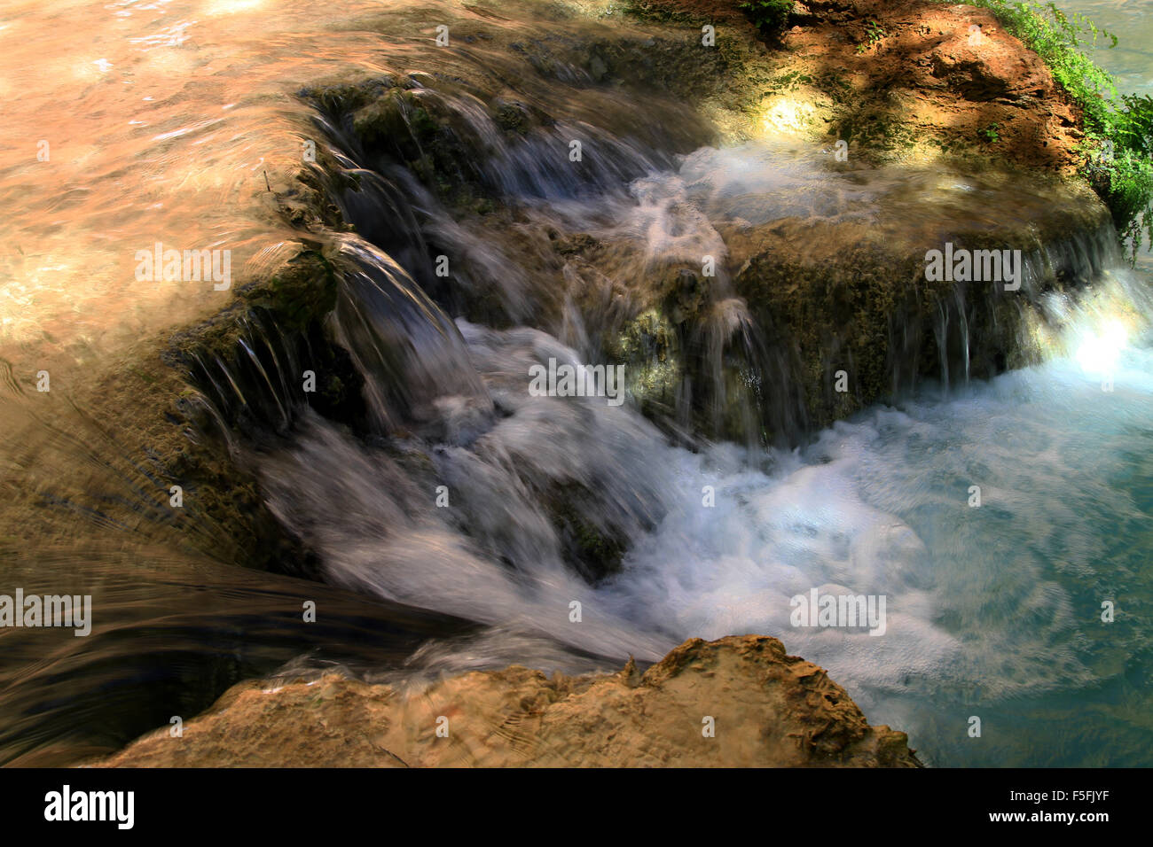 Majestätische Wasserfälle, blaue Wasser und die schöne Landschaft auf der Havasupai Indian Reservation in den Grand Canyon, Arizona, USA Stockfoto