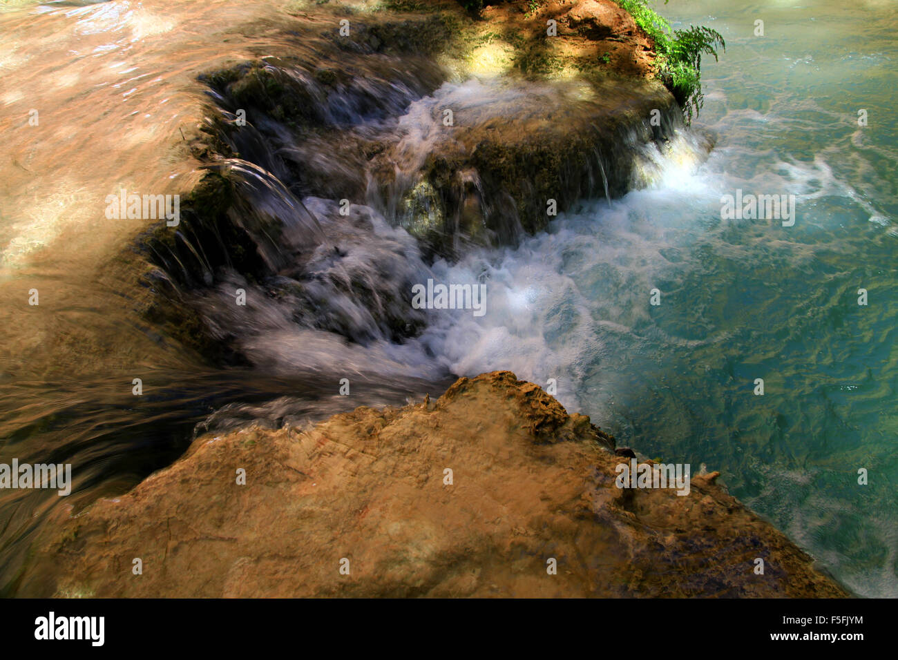 Majestätische Wasserfälle, blaue Wasser und die schöne Landschaft auf der Havasupai Indian Reservation in den Grand Canyon, Arizona, USA Stockfoto