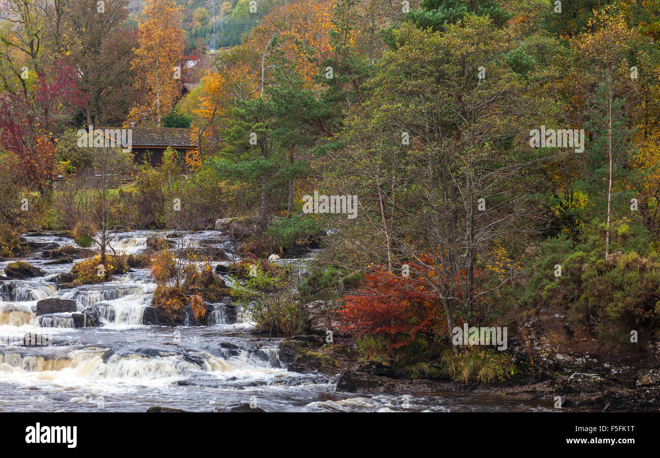 Teil die Falls of Dochart im Dorf Killin in Perthshire, Schottland, mit Bäumen in herbstlichen Farben. Stockfoto