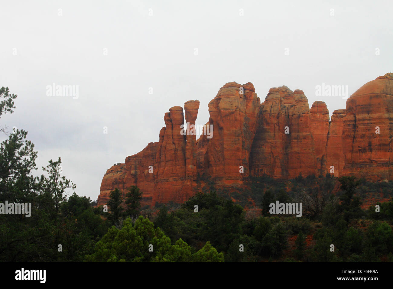 Schöne natürliche rote Sandstein-Formationen im Coconino National Forest von Sedona, Arizona Stockfoto