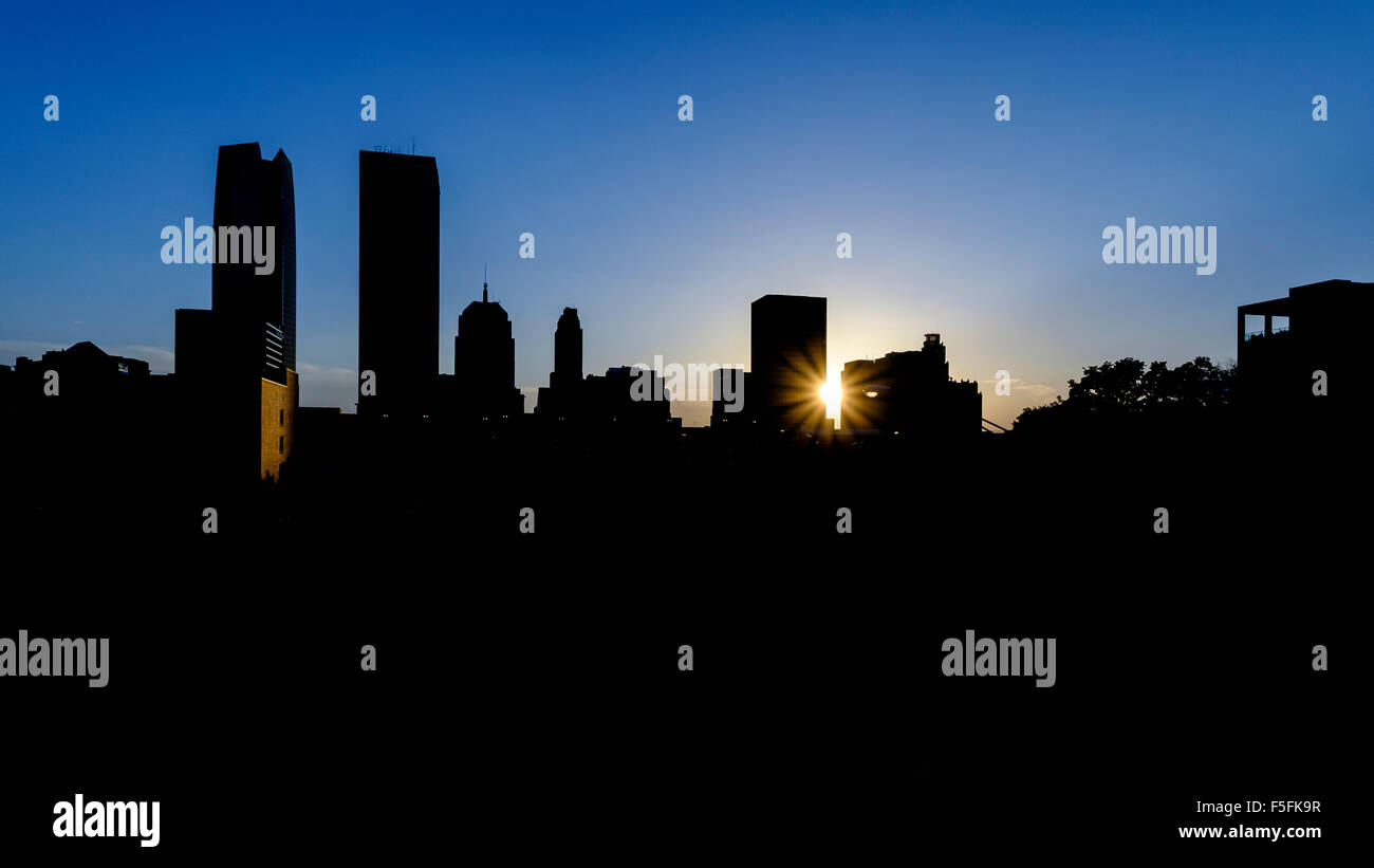 Oklahoma City Skyline Blick nach Westen bei Sonnenuntergang. Details im Vordergrund geklont um die Silhouette zu erhalten. Oklahoma, USA. Stockfoto