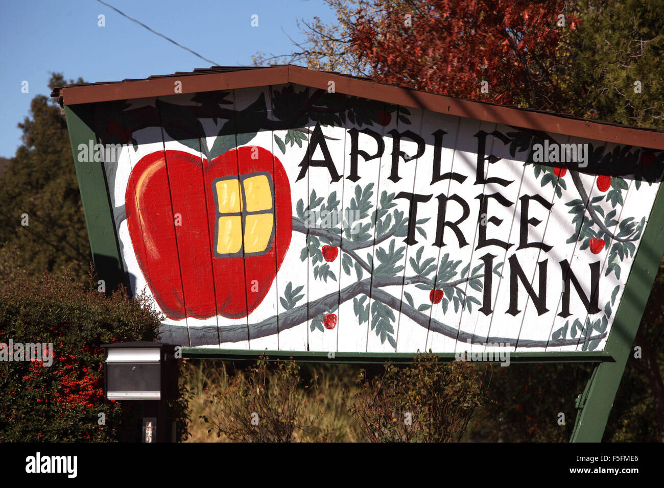 1. November 2009 - Julian, Kalifornien, USA - geboren während einer einjährigen Goldrausch im Jahre 1869, ist Julian, Kalifornien eine Kleinstadt, eingebettet in den Bergen, umgeben von Apfelplantagen. Im Gegensatz zu anderen Städten Goldrausch wurde Julian nie eine Geisterstadt. Nach dem amerikanischen Bürgerkrieg erlebt Julian einen Goldrausch. Diese kurzlebigen Goldrausches wurde durch die Entdeckung von Gold im Jahre 1869 durch ein ehemaliger Sklave namens a.e. 'Fred' Coleman geweckt. Die 4.200-Fuß-Lage in die Laguna Mountains gibt es ein Klima ungewöhnlich im sonnigen Kalifornien mit vier ausgeprägten Jahreszeiten. Im Bild: Die Apple Tree Inn. (Kredit-Bild: © Rua Stockfoto