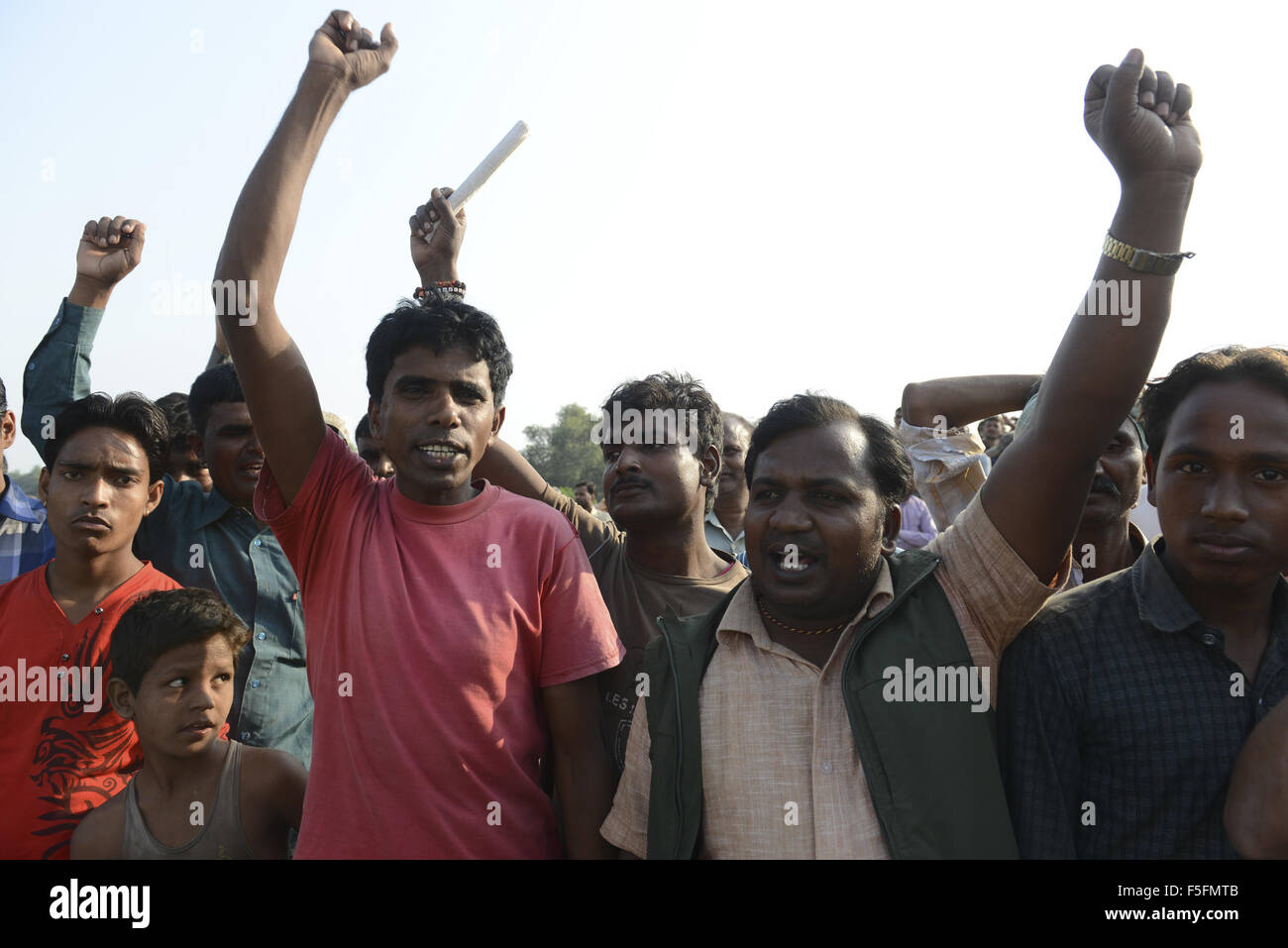 Birgunj, Nepal Grenzstadt mit Indien. 3. November 2015. Ethnische Madhesi Demonstranten rufen Parolen in Birgunj, Nepal Grenzstadt mit Indien, 3. November 2015. Ethnische Madhesi Menschen protestierten Nepals neue Verfassung, sagen, dass es die Madhesis unter einer Reihe von Staaten teilt. Nepalesische Polizei am 2. November entlassen in die Menge der Demonstranten versucht, ein wichtiger Grenzübergang zu blockieren und einen indischen Zivilisten als Wut über eine neue Verfassung getötet kochte über. © Pratap Thapa/Xinhua/Alamy Live-Nachrichten Stockfoto