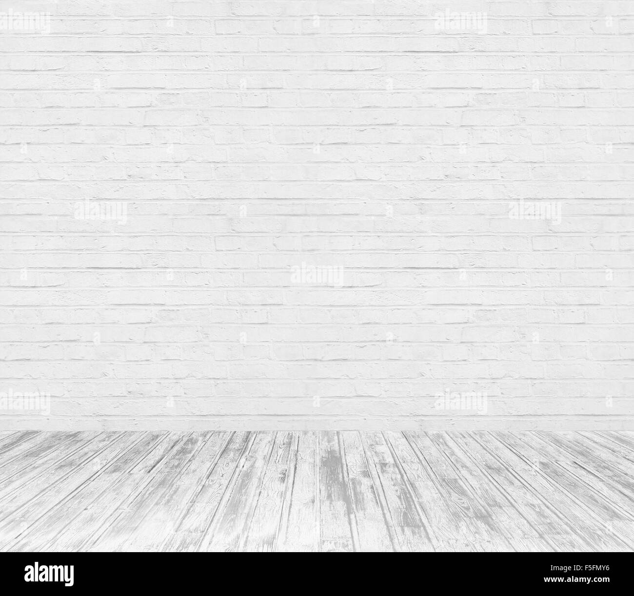 weißer Raum Innenraum mit Ziegelboden Wand und Holz Stockfoto