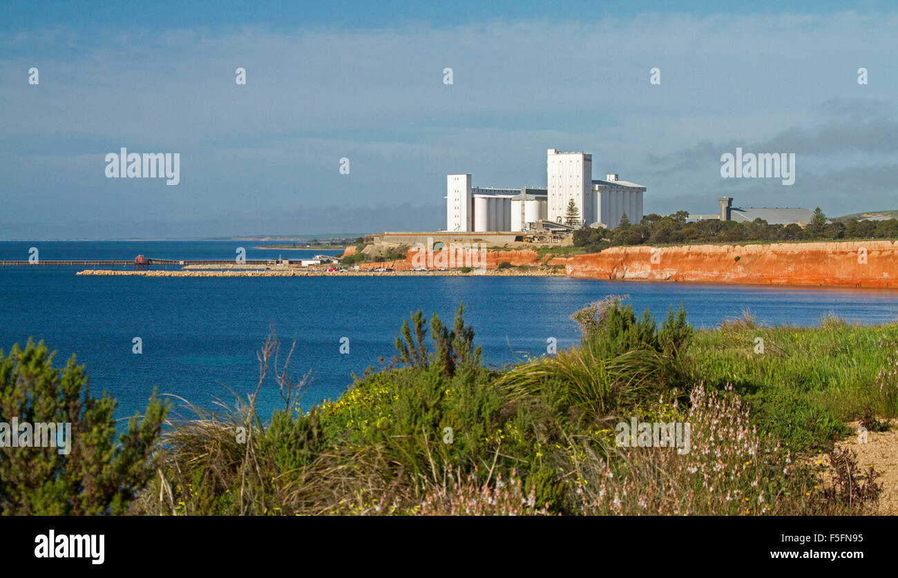 Panoramablick auf der riesigen weißen Getreidesilos im Hafen Giles auf roten Klippen neben blauen Ozean, steigt in blauen Himmel Yorke Peninsula SA Stockfoto