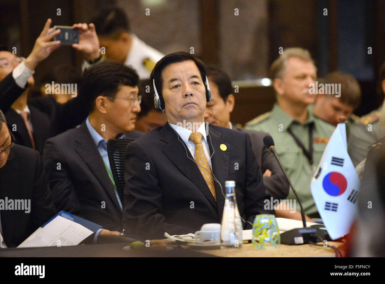 Subang, Malaysia. 4. November 2015. Südkoreanische Verteidigungsminister Han Min-Koo besucht die ASEAN Verteidigungsminister Meeting Plus, die die Verteidigung Häuptlinge von den 10 ASEAN-Mitglieder und ihre Gesprächspartner, darunter China, die USA, Russland und Japan, in Subang, Malaysia, 4. November 2015 versammelt. Bildnachweis: Chong Voon Chung/Xinhua/Alamy Live-Nachrichten Stockfoto