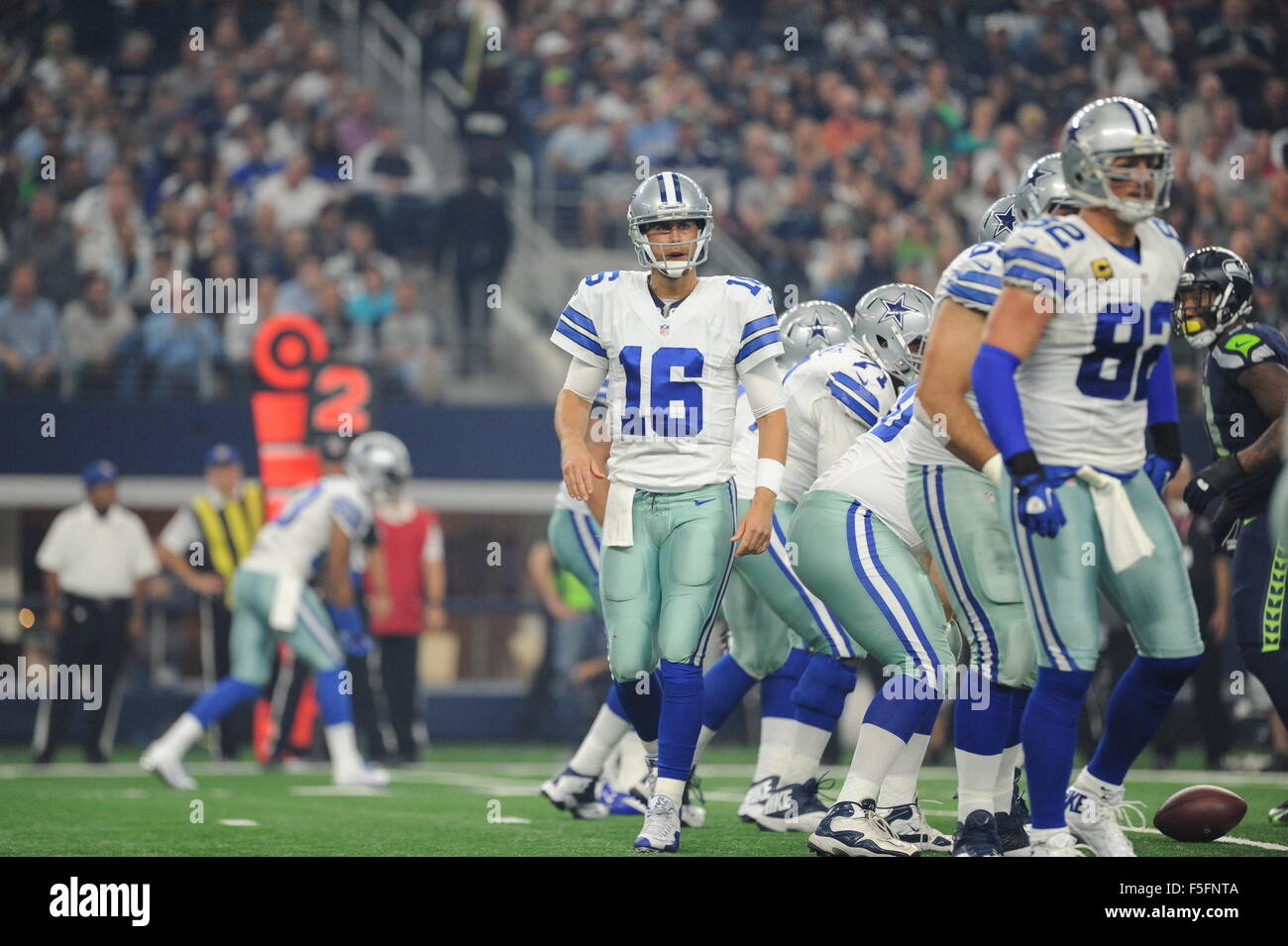 1. November 2015: Dallas Cowboys quarterback Matt Cassel #16 97 Yards während der NFL Football-Spiel zwischen den Seattle Seahawks übergeben und die Dallas Cowboys im AT&T Stadium in Arlington, TX Seattle besiegte Dallas 13-12 Albert Pena/CSM Stockfoto