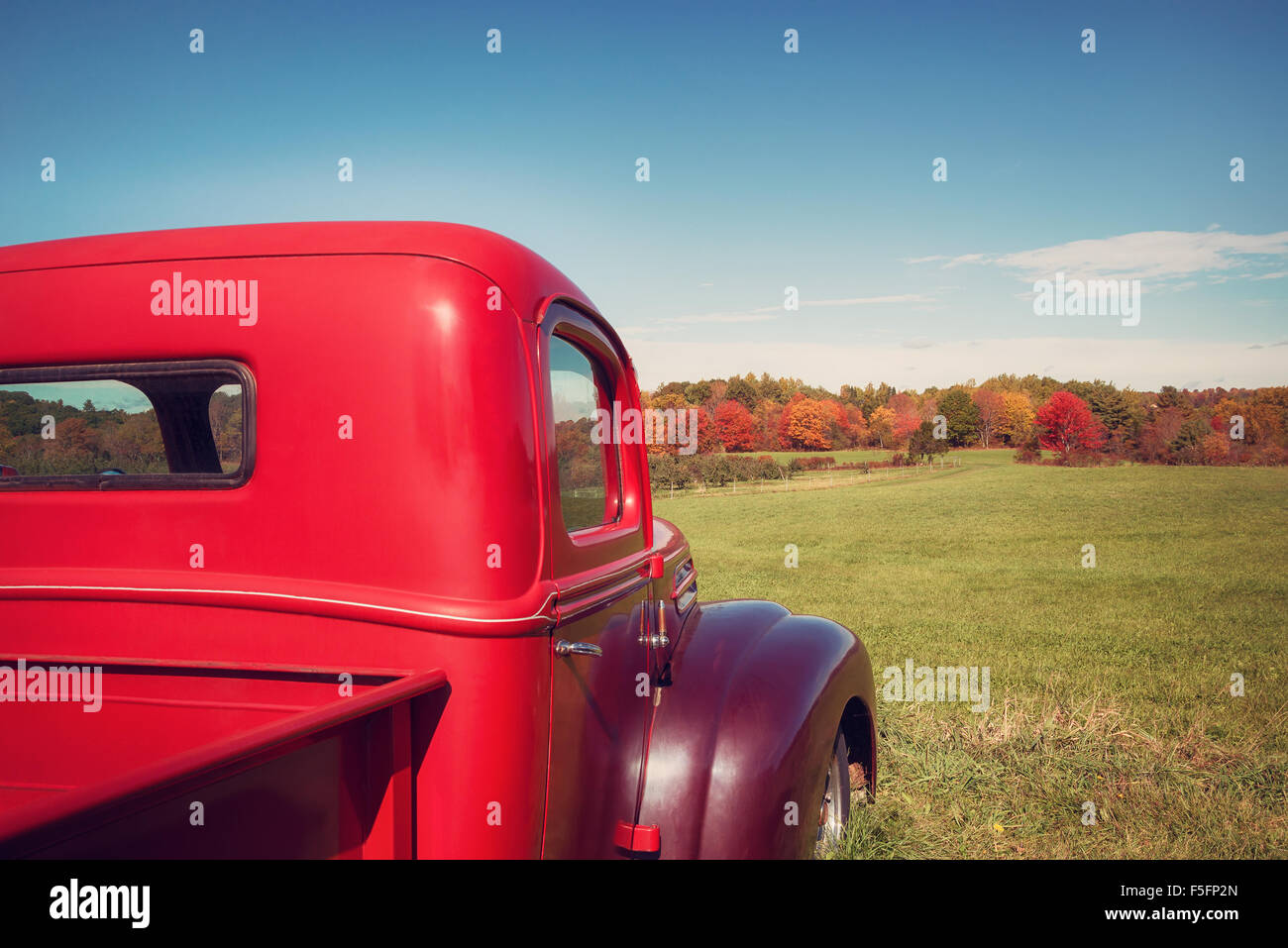 Alte rote Bauernhof LKW gegen Apfelplantage und Herbst Landschaft Hintergrund Stockfoto