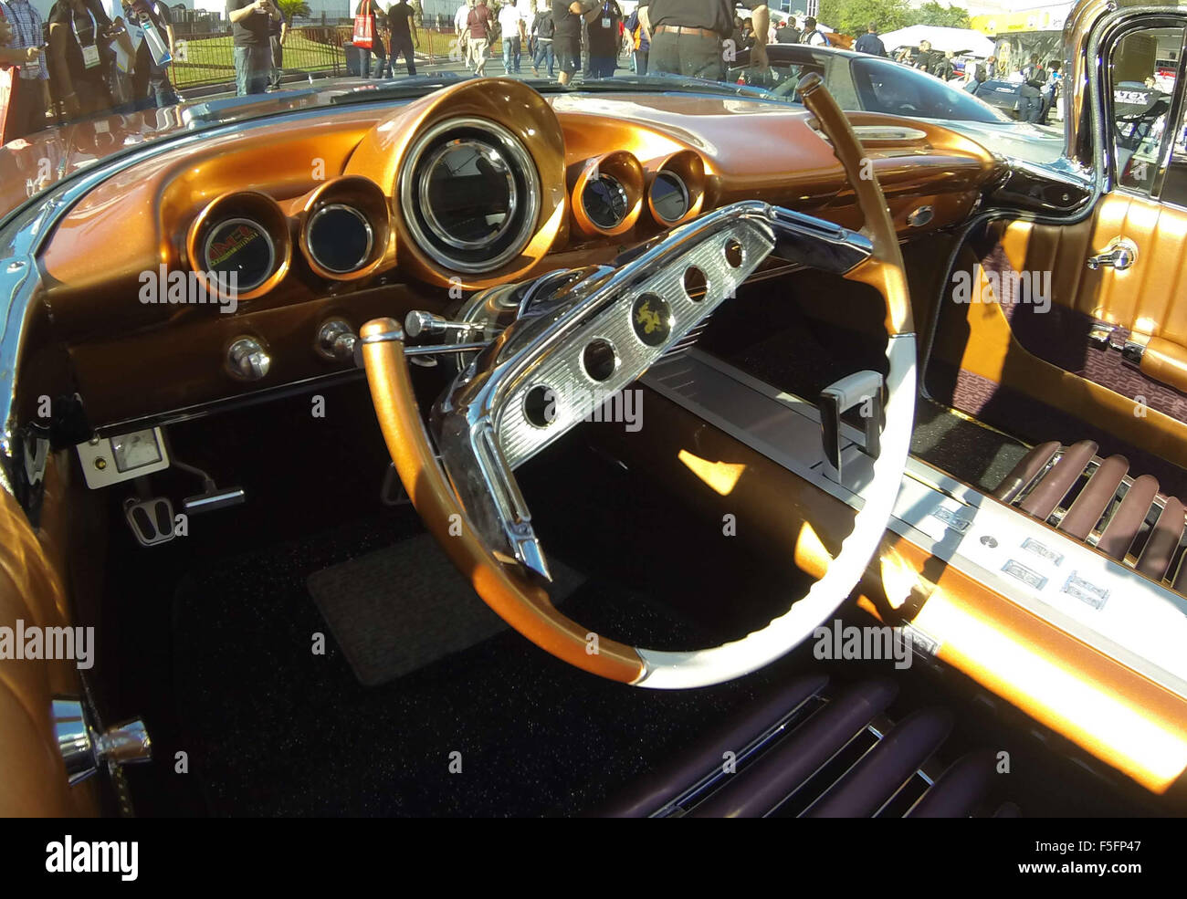 Las Vegas, Nevada, USA. 3. November 2015. Tausende von Menschen in der Automobilindustrie besuchen die Specialty Equipment Market Association (SEMA) zeigt am Dienstag. Die Show läuft bis Freitag mit Hunderten von Autos und andere Kfz-Produkte auf dem Display. Foto von gen Blevins/LA DailyNews/ZumaPress © gen Blevins/ZUMA Draht/Alamy Live News Bildnachweis: ZUMA Press, Inc./Alamy Live News Stockfoto