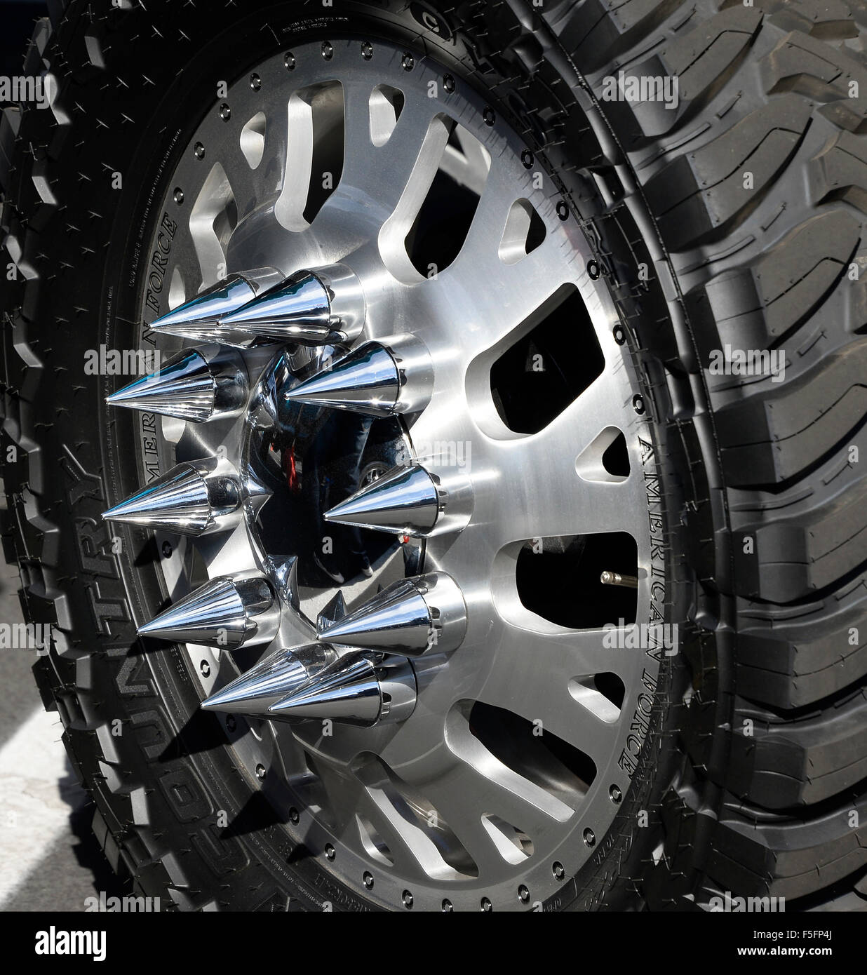 Las Vegas, Nevada, USA. 3. November 2015. Tausende von Menschen in der Automobilindustrie besuchen die Specialty Equipment Market Association (SEMA) zeigt am Dienstag. Die Show läuft bis Freitag mit Hunderten von Autos und andere Kfz-Produkte auf dem Display. Foto von gen Blevins/LA DailyNews/ZumaPress © gen Blevins/ZUMA Draht/Alamy Live News Bildnachweis: ZUMA Press, Inc./Alamy Live News Stockfoto