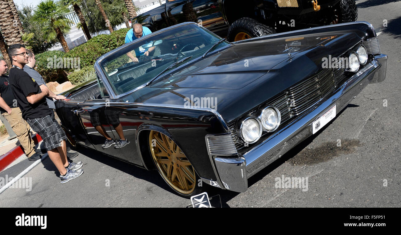 Las Vegas, Nevada, USA. 3. November 2015. Tausende von Menschen in der Automobilindustrie besuchen die Specialty Equipment Market Association (SEMA) zeigt am Dienstag. Die Show läuft bis Freitag mit Hunderten von Autos und andere Kfz-Produkte auf dem Display. Foto von gen Blevins/LA DailyNews/ZumaPress © gen Blevins/ZUMA Draht/Alamy Live News Bildnachweis: ZUMA Press, Inc./Alamy Live News Stockfoto