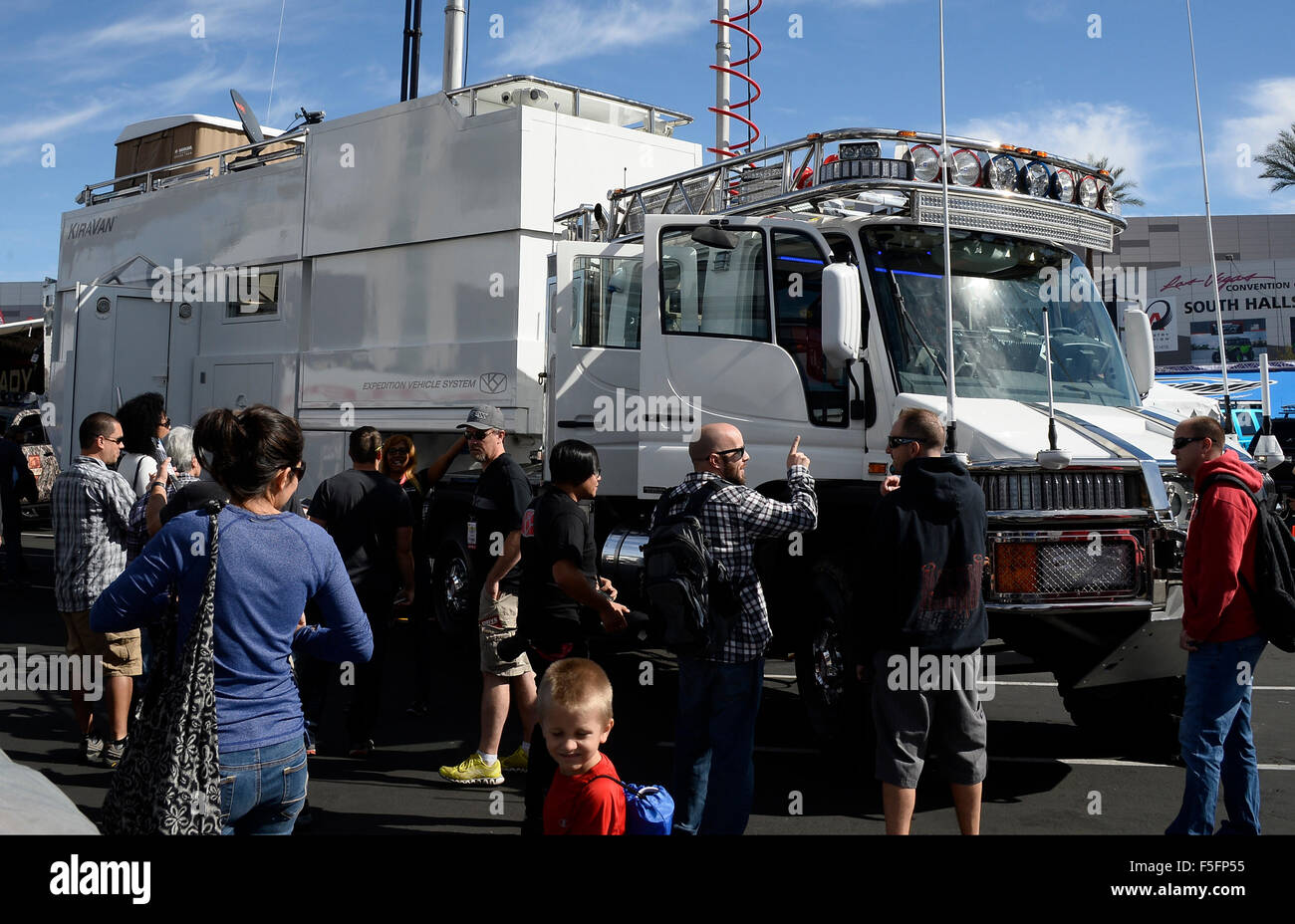 Las Vegas, Nevada, USA. 3. November 2015. Tausende von Menschen in der Automobilindustrie besuchen die Specialty Equipment Market Association (SEMA) zeigt am Dienstag. Die Show läuft bis Freitag mit Hunderten von Autos und andere Kfz-Produkte auf dem Display. Foto von gen Blevins/LA DailyNews/ZumaPress © gen Blevins/ZUMA Draht/Alamy Live News Bildnachweis: ZUMA Press, Inc./Alamy Live News Stockfoto
