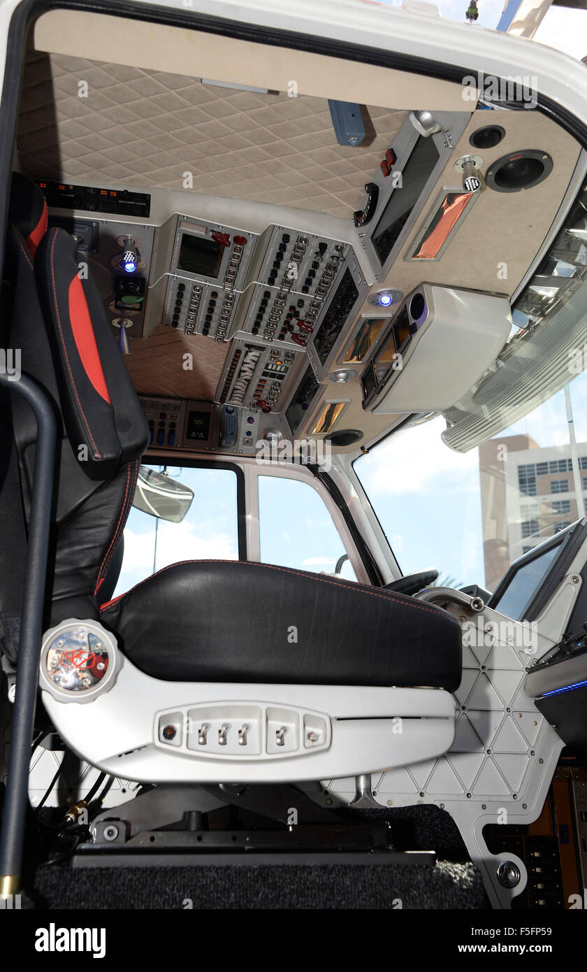 Las Vegas, Nevada, USA. 3. November 2015. Tausende von Menschen in der Automobilindustrie besuchen die Specialty Equipment Market Association (SEMA) zeigt am Dienstag. Die Show läuft bis Freitag mit Hunderten von Autos und andere Kfz-Produkte auf dem Display. Foto von gen Blevins/LA DailyNews/ZumaPress © gen Blevins/ZUMA Draht/Alamy Live News Bildnachweis: ZUMA Press, Inc./Alamy Live News Stockfoto