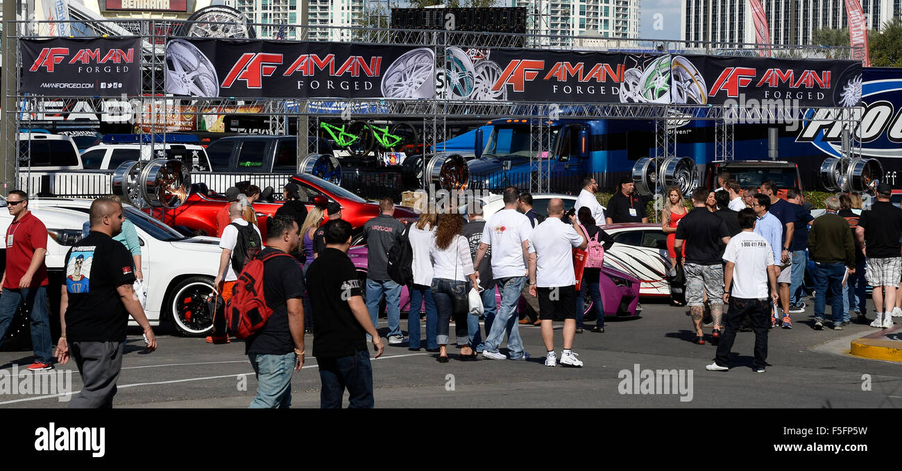 Las Vegas, Nevada, USA. 3. November 2015. Tausende von Menschen in der Automobilindustrie besuchen die Specialty Equipment Market Association (SEMA) zeigt am Dienstag. Die Show läuft bis Freitag mit Hunderten von Autos und andere Kfz-Produkte auf dem Display. Foto von gen Blevins/LA DailyNews/ZumaPress © gen Blevins/ZUMA Draht/Alamy Live News Bildnachweis: ZUMA Press, Inc./Alamy Live News Stockfoto