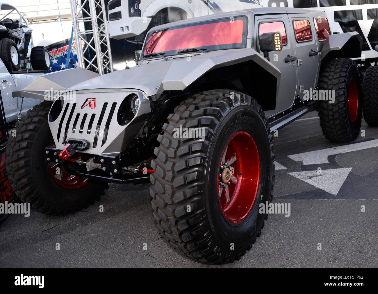 Las Vegas, Nevada, USA. 3. November 2015. Tausende von Menschen in der Automobilindustrie besuchen die Specialty Equipment Market Association (SEMA) zeigt am Dienstag. Die Show läuft bis Freitag mit Hunderten von Autos und andere Kfz-Produkte auf dem Display. Foto von gen Blevins/LA DailyNews/ZumaPress © gen Blevins/ZUMA Draht/Alamy Live News Bildnachweis: ZUMA Press, Inc./Alamy Live News Stockfoto