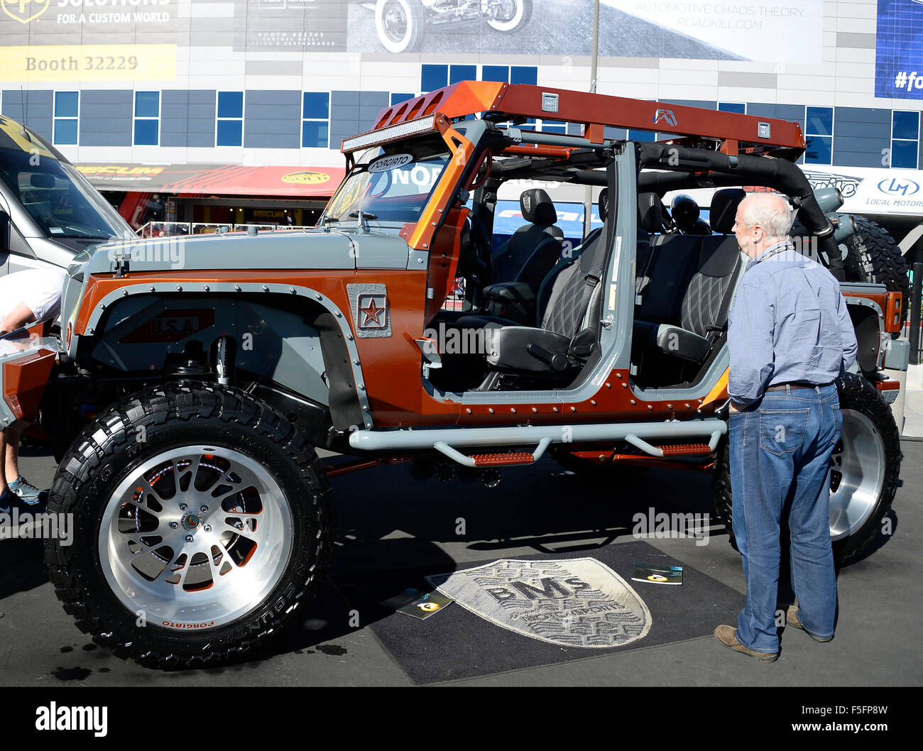 Las Vegas, Nevada, USA. 3. November 2015. Tausende von Menschen in der Automobilindustrie besuchen die Specialty Equipment Market Association (SEMA) zeigt am Dienstag. Die Show läuft bis Freitag mit Hunderten von Autos und andere Kfz-Produkte auf dem Display. Foto von gen Blevins/LA DailyNews/ZumaPress © gen Blevins/ZUMA Draht/Alamy Live News Bildnachweis: ZUMA Press, Inc./Alamy Live News Stockfoto