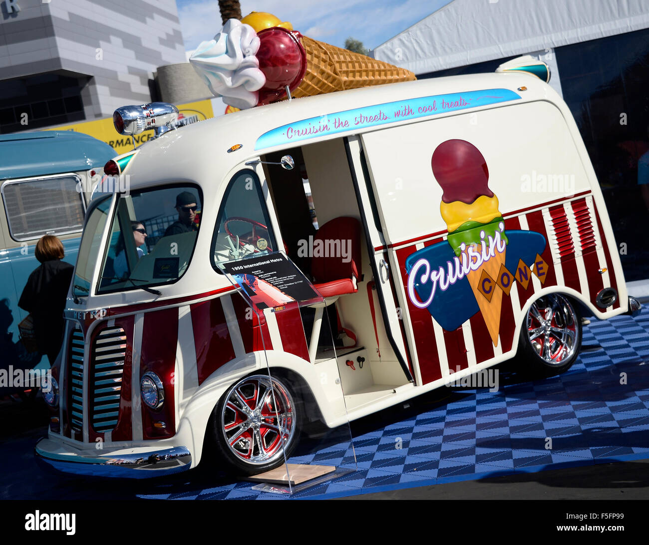 Las Vegas, Nevada, USA. 3. November 2015. Tausende von Menschen in der Automobilindustrie besuchen die Specialty Equipment Market Association (SEMA) zeigt am Dienstag. Die Show läuft bis Freitag mit Hunderten von Autos und andere Kfz-Produkte auf dem Display. Foto von gen Blevins/LA DailyNews/ZumaPress © gen Blevins/ZUMA Draht/Alamy Live News Bildnachweis: ZUMA Press, Inc./Alamy Live News Stockfoto