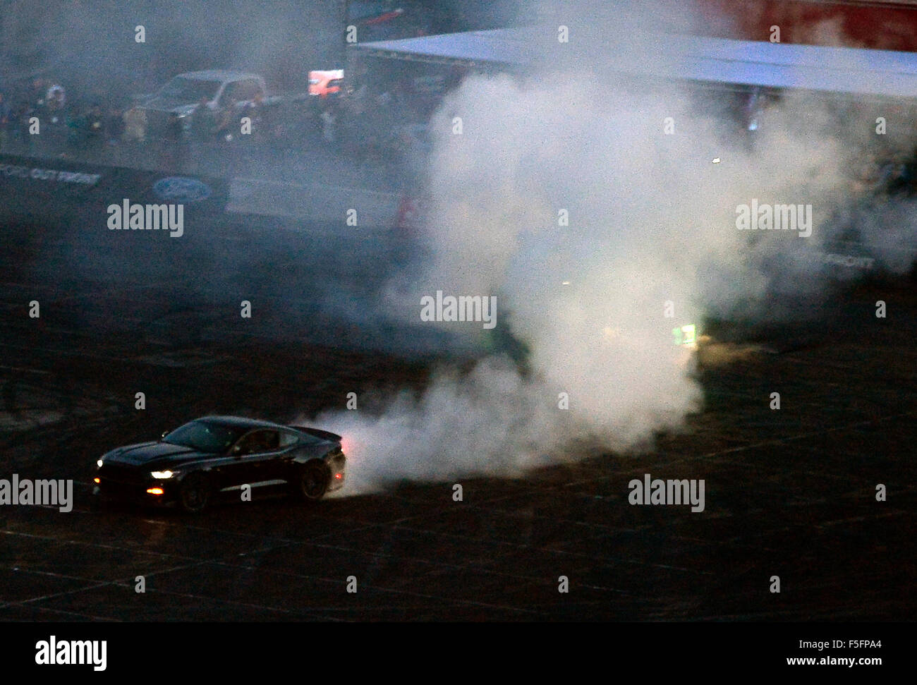 Las Vegas, Nevada, USA. 3. November 2015. Tausende von Menschen in der Automobilindustrie besuchen die Specialty Equipment Market Association (SEMA) zeigt am Dienstag. Die Show läuft bis Freitag mit Hunderten von Autos und andere Kfz-Produkte auf dem Display. Foto von gen Blevins/LA DailyNews/ZumaPress © gen Blevins/ZUMA Draht/Alamy Live News Bildnachweis: ZUMA Press, Inc./Alamy Live News Stockfoto