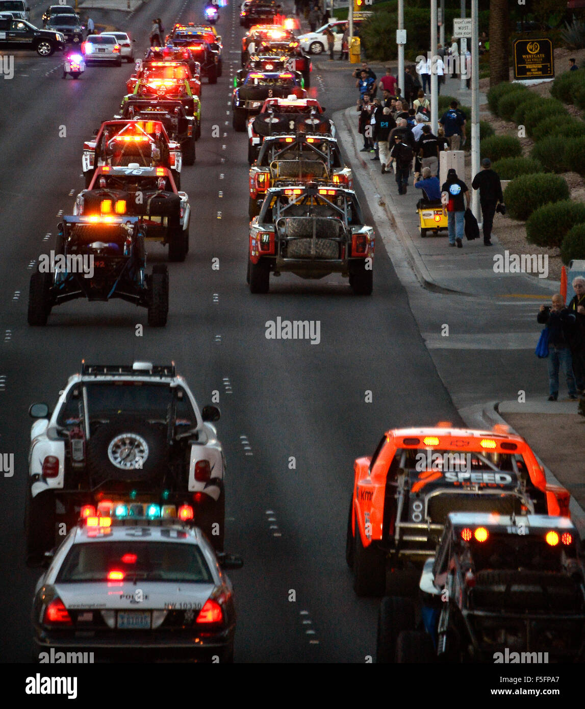 Las Vegas, Nevada, USA. 3. November 2015. Tausende von Menschen in der Automobilindustrie besuchen die Specialty Equipment Market Association (SEMA) zeigt am Dienstag. Die Show läuft bis Freitag mit Hunderten von Autos und andere Kfz-Produkte auf dem Display. Foto von gen Blevins/LA DailyNews/ZumaPress © gen Blevins/ZUMA Draht/Alamy Live News Bildnachweis: ZUMA Press, Inc./Alamy Live News Stockfoto