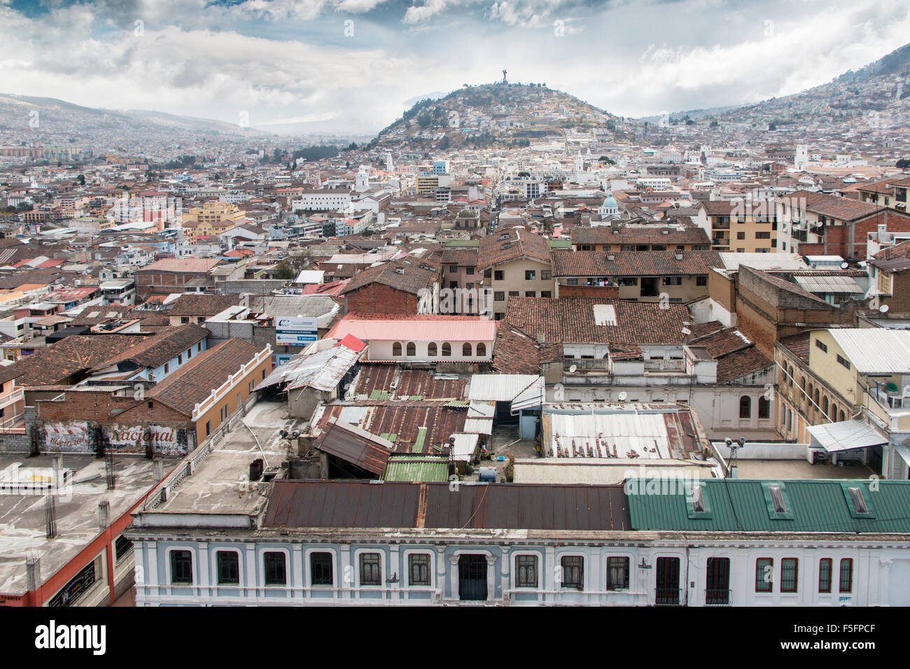 Ansicht von Quito, der Hauptstadt von Ecuador aus der Basílica del Voto Nacional. Stockfoto