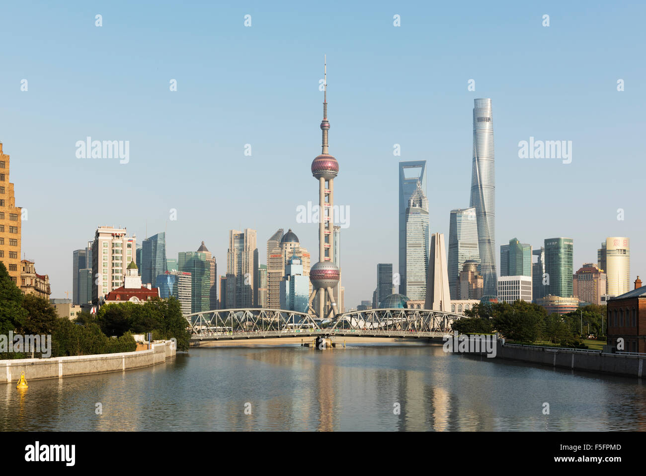 Shanghail, China - 2 Oct 2015:Shanghai Skyline mit Oriental Pearl Tower, Shanghai World Financial Center, Jin Mao Tower und Sha Stockfoto