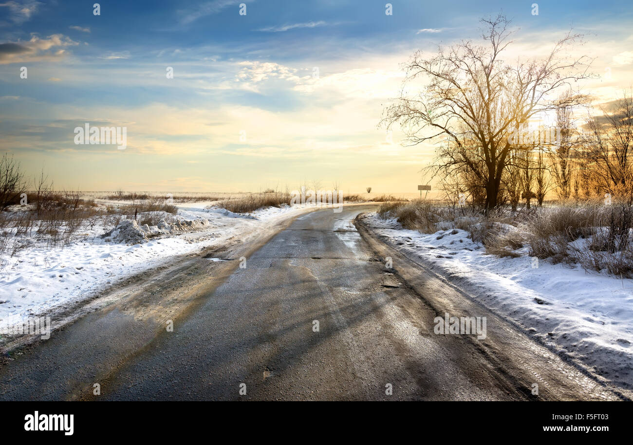 Straße im Winter auf den wunderschönen Sonnenuntergang Stockfoto