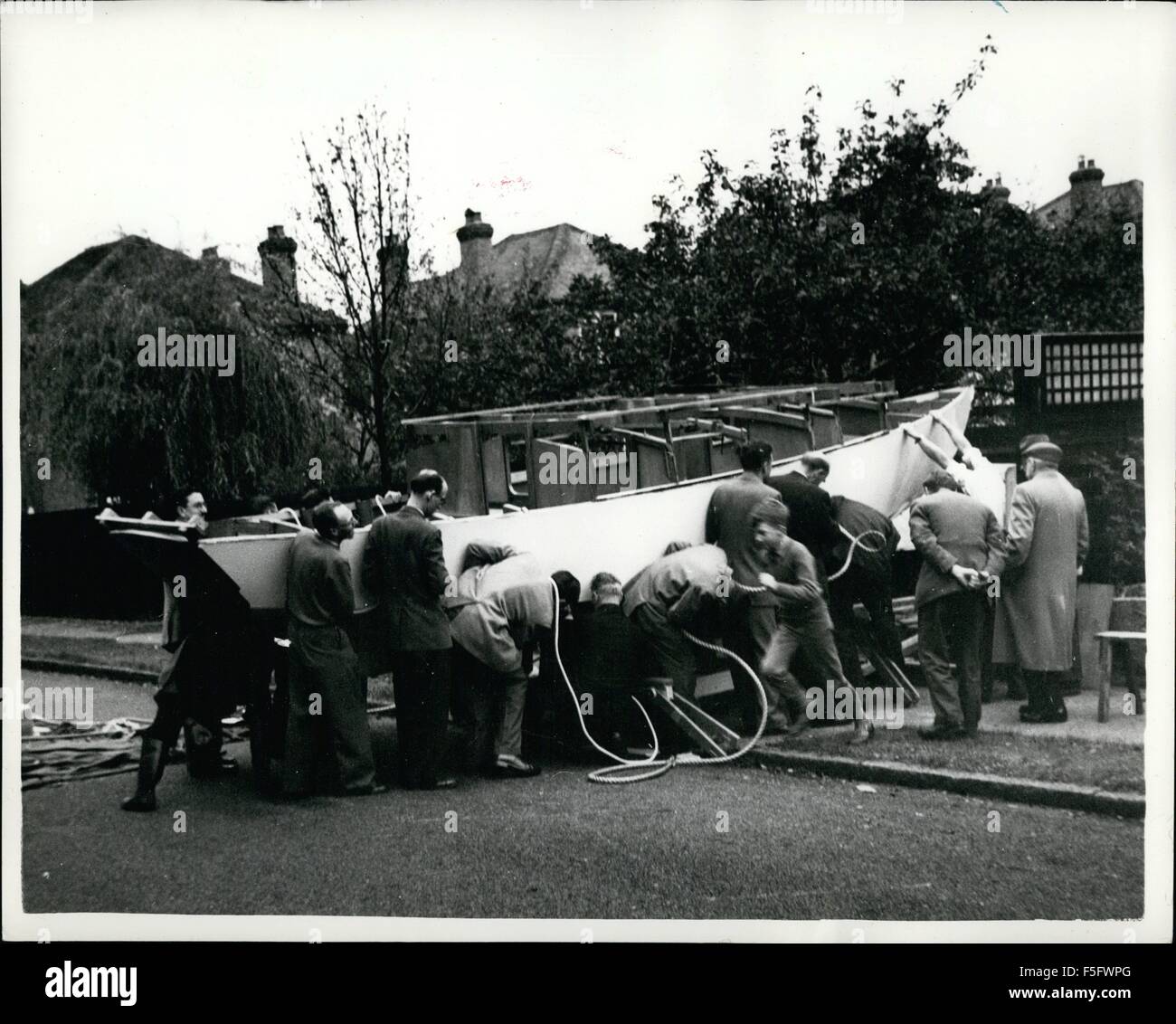 1952 - er baute sein eigenes Boot in seinem vorderen Garten Rekruten eine kleine Armee um es über drehen: vor sechs Jahren - Herr Sant - Wer ist ein großes Yaschtsman und lebt in Carshalton Beeches Surrey arbeitete am Bau einer Yacht in seiner Stube. Als das Boot begann zu wachsen hatte er an den Frontantrieb zu absolvieren, die er in abgedeckt, so dass er bequem auf die Hauptbaugruppe seine 25 ft arbeiten konnte lange Bermuda Sloop getakelt, ausgestattet mit einer kleinen Hilfsmotor nach Abschluss. Nun, da der Rumpf des Bootes einschließlich der Bergfried abgeschlossen wurde musste das Schiff über so, dass w gedreht werden Stockfoto
