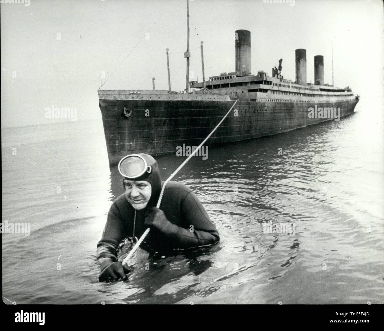 1962 - '' Abschleppen der titanic'' Froschmann Courtney Brown, hat eine Immense Arbeit als er buchstäblich Stadt das Kreuzfahrtschiff "Titanic". Aber Verbündeten nicht, was es scheint. Das Schiff ist in der Tat eine geschickt angelegte alleinige Form des berühmten Handwerks, das auf seiner Jungfernfahrt im Jahr 1912 vor Neufundland versenkt. Die anspruchsvolle Fernbedienung gesteuert Replik Maßnahmen 55ft (16,5 m) und Kosten 5 Millionen Dollar zu bauen, es dient zur dramatischen Filmen Sequenzen in einer spannenden neuen Film namens '' erhöhen die titanic'', der einer Geschichte die Mammut Bergung des Schiffes unter keinem guten Stern erzählt. (Kredit-Bild: © Keystone Bilder uns Stockfoto