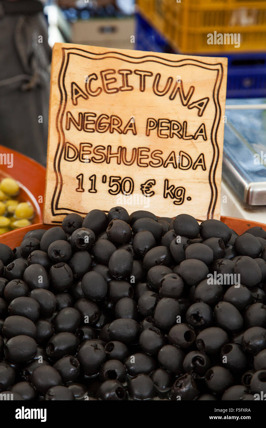 Schwarze Oliven im Verkauf bei Pollensa Altstadt Markt auf der Insel Mallorca, Spanien Stockfoto