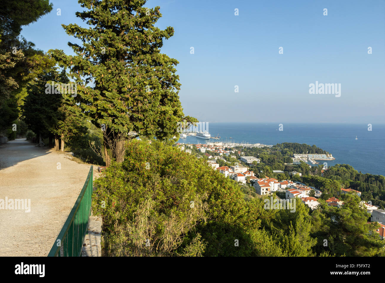 Ein Fußweg und die Aussicht vom Berg Marjan in Split, Kroatien. Stockfoto