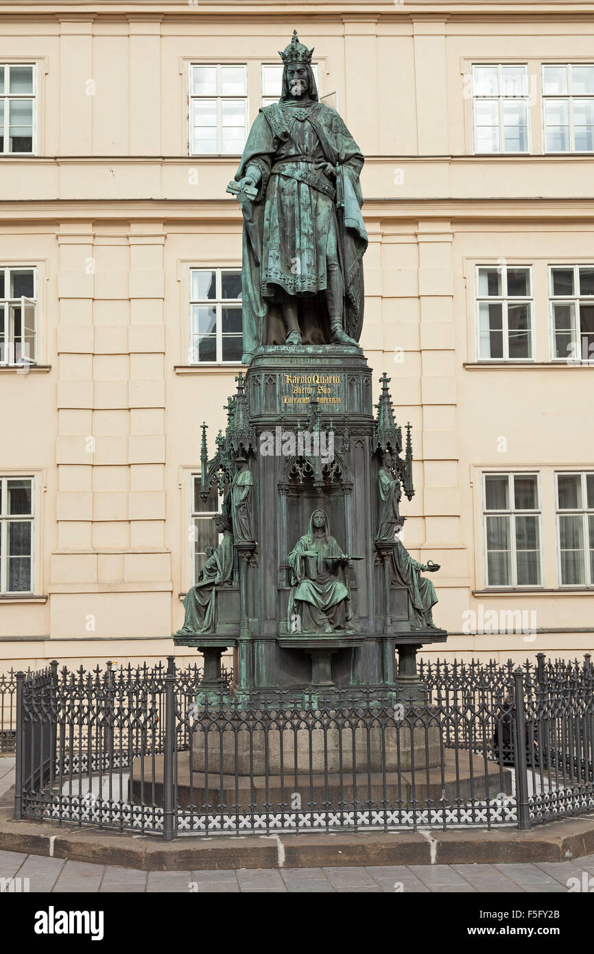 Statue von Kaiser Karl IV., neben Karlsbrücke (illuminierte am meisten), Prag, Tschechische Republik Stockfoto