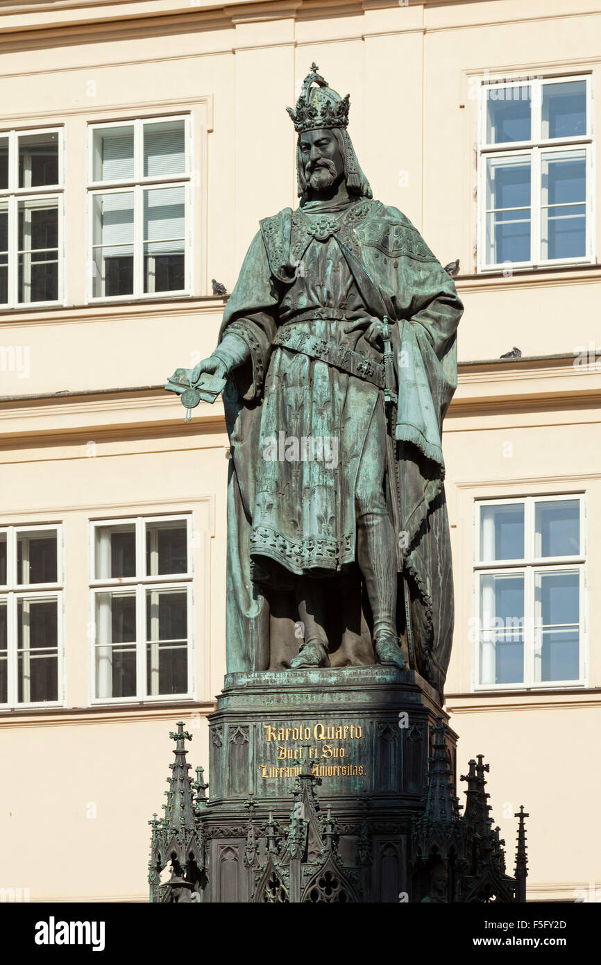 Statue von Kaiser Karl IV., neben Karlsbrücke (illuminierte am meisten), Prag, Tschechische Republik Stockfoto