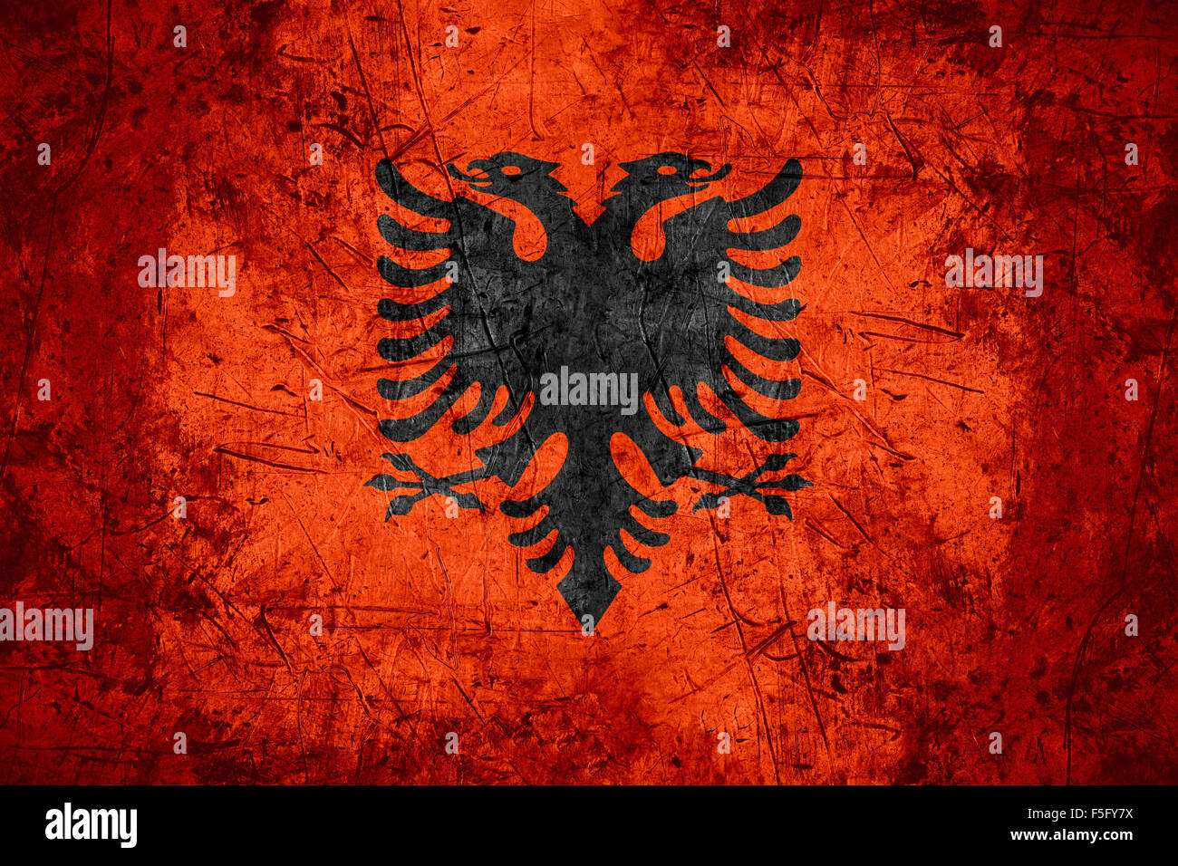 Flagge von Albanien oder Albanisch Banner auf grobe Muster Metall Hintergrund Stockfoto