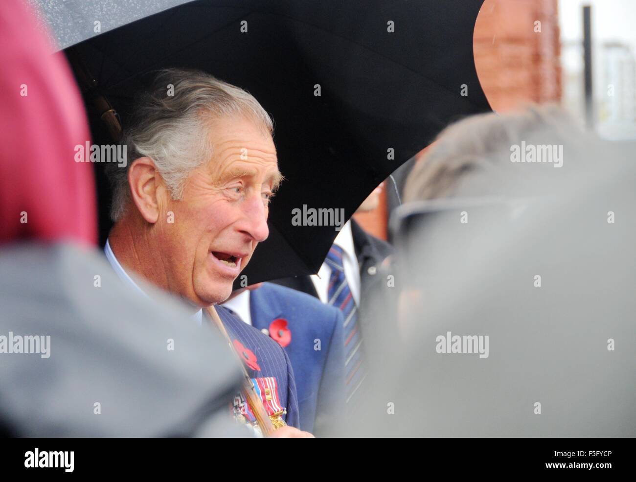 Wellington. 4. November 2015. Großbritanniens Prinz Charles im Gespräch mit Einheimischen an der National War Memorial in Wellington, New Zealand, 4. November 2015. Prinz Charles und seine Frau Camilla Parker Bowles Kick-off ihrer siebentägigen Besuch in Neuseeland auf Mercoledi. Bildnachweis: Xinhua/Alamy Live-Nachrichten Stockfoto