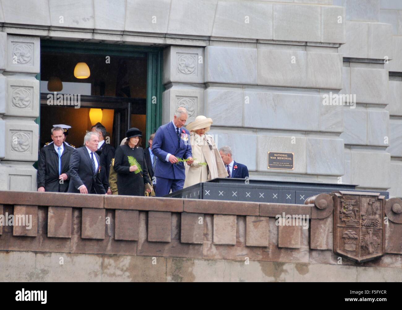 Wellington. 4. November 2015. Großbritanniens Prinz Charles legt ein Farn auf dem Grab des unbekannten Kriegers an der National War Memorial in Wellington, New Zealand, 4. November 2015. Prinz Charles und seine Frau Camilla Parker Bowles Kick-off ihrer siebentägigen Besuch in Neuseeland auf Mercoledi. Bildnachweis: Xinhua/Alamy Live-Nachrichten Stockfoto